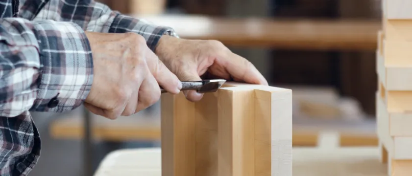 木曽檜を彫る様子